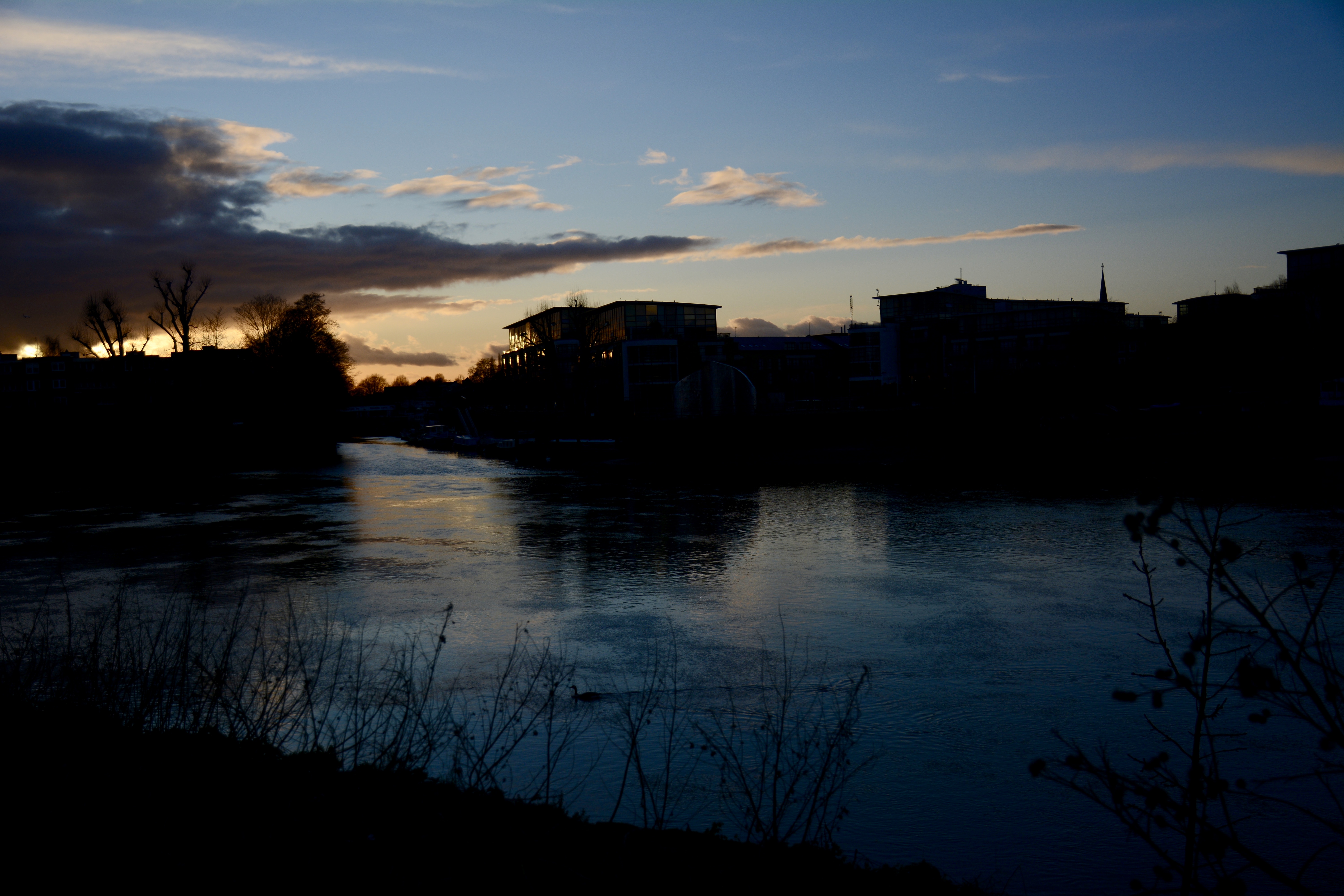 Sunset on the towpath along the Thames