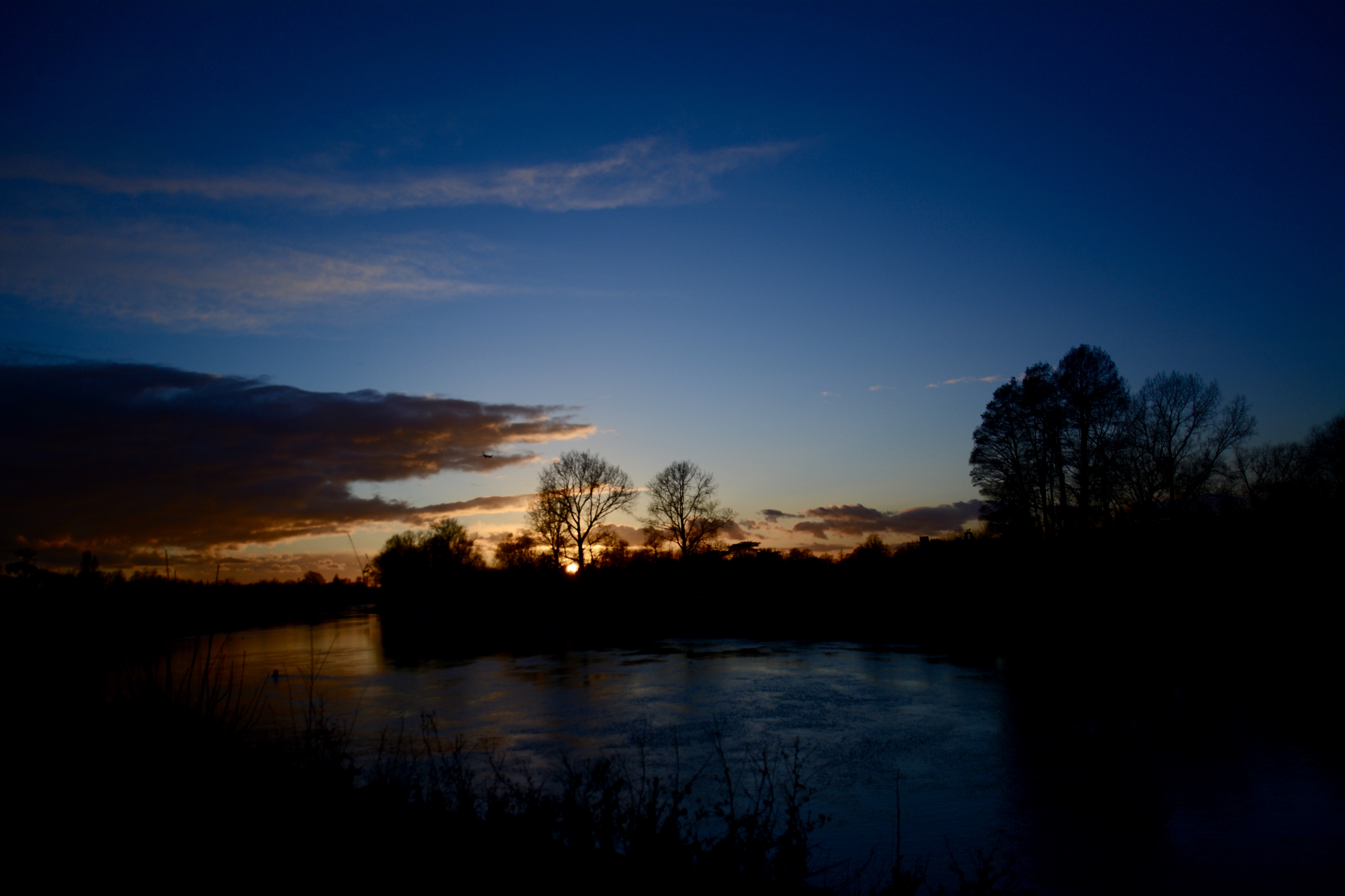 Sunset on the towpath along the Thames