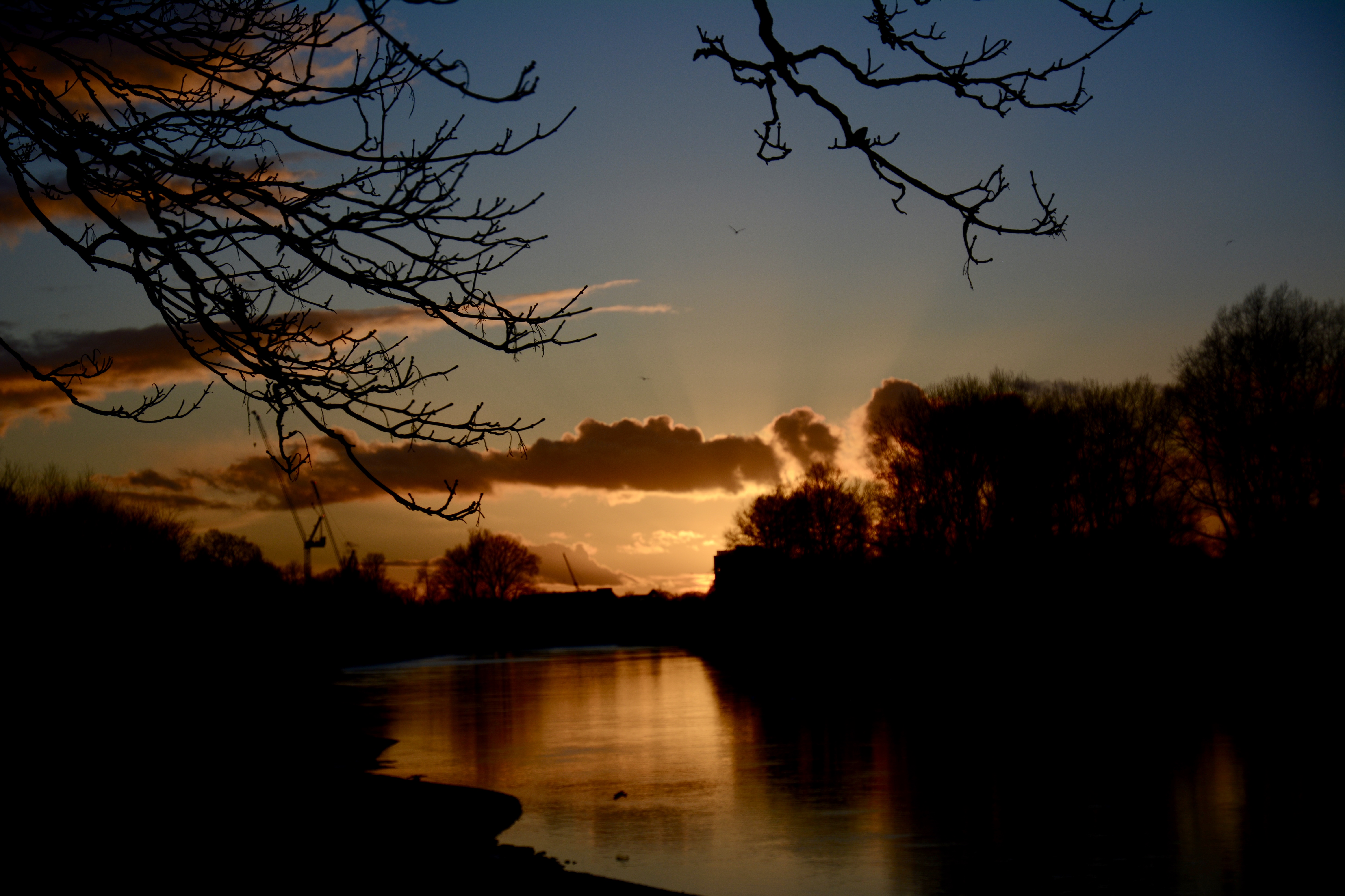 Sunset on the towpath along the Thames